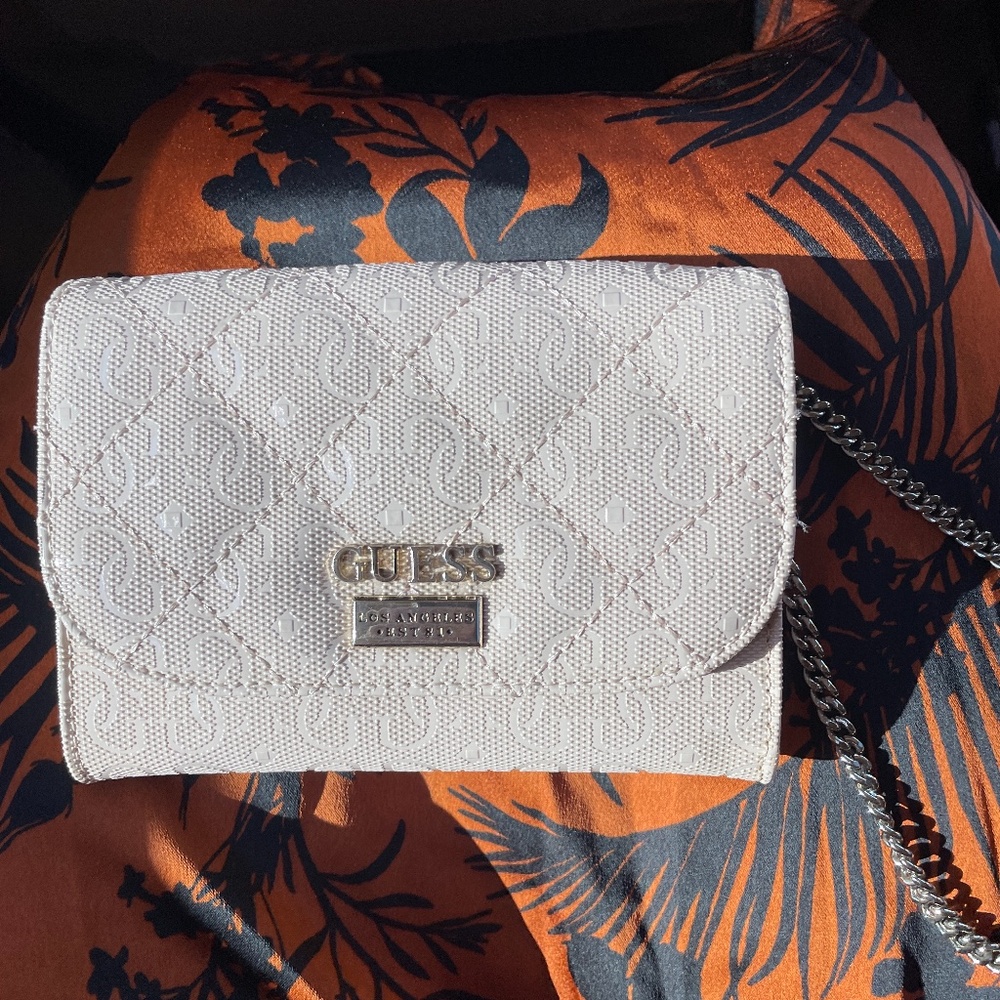 Guess petite, pale pink purse 👛 w/silver chained detachable credit card holder